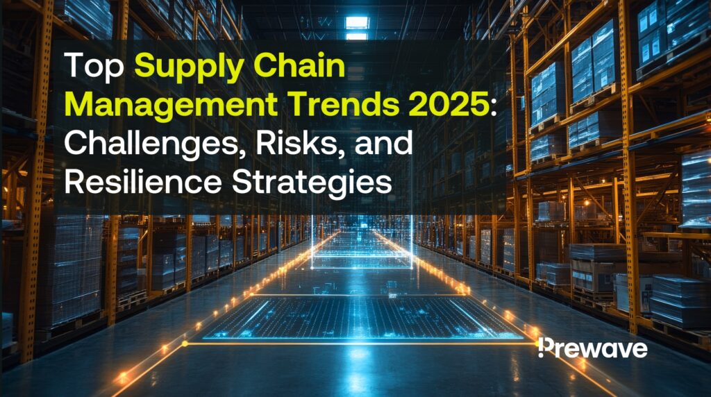 Modernes Lagerhausinterieur mit beleuchteten Wegen und Regalen mit gestapelten Waren, überlagert mit dem Text &quot;Top Supply Chain Management Trends 2025: Challenges, Risks, and Resilience Strategies&quot; (Herausforderungen, Risiken und Bewältigungsstrategien), der auf neue Strategien und Trends im Lieferkettenmanagement hinweist.